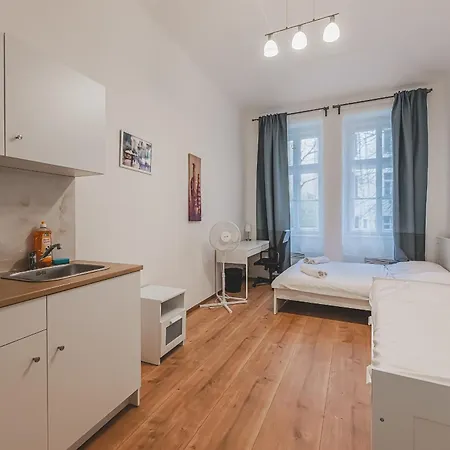 Walk To Old Town Flat, Kitchen, New Bathroom *