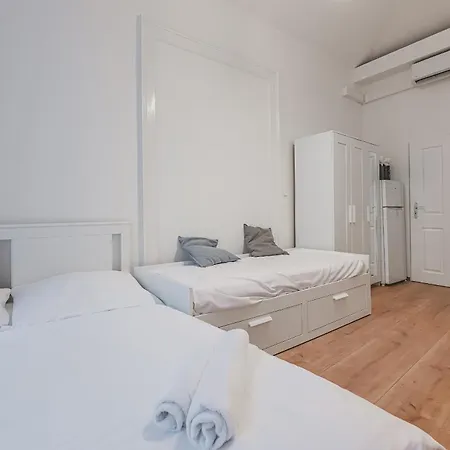 Walk To Old Town Flat, Kitchen, New Bathroom Appartamento