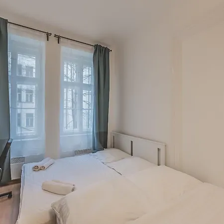 Walk To Old Town Flat, Kitchen, New Bathroom *