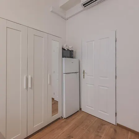 Walk To Old Town Flat, Kitchen, New Bathroom