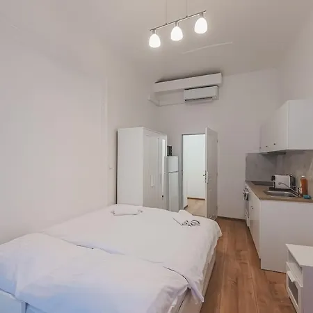 Walk To Old Town Flat, Kitchen, New Bathroom Praga