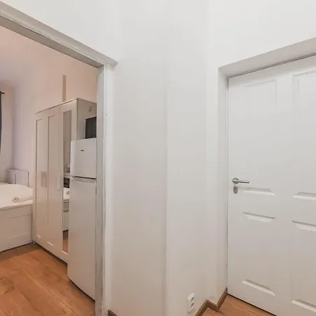 Walk To Old Town Flat, Kitchen, New Bathroom Appartamento