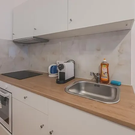 Walk To Old Town Flat, Kitchen, New Bathroom *