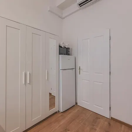 Walk To Old Town Flat, Kitchen, New Bathroom